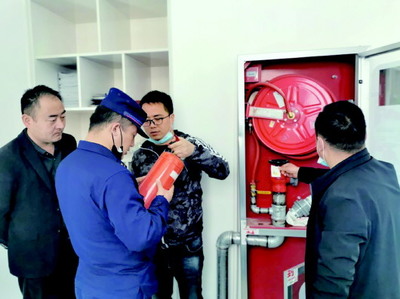 【圖片新聞】靈臺(tái)縣安全生產(chǎn)委員會(huì)檢查消防安全設(shè)施