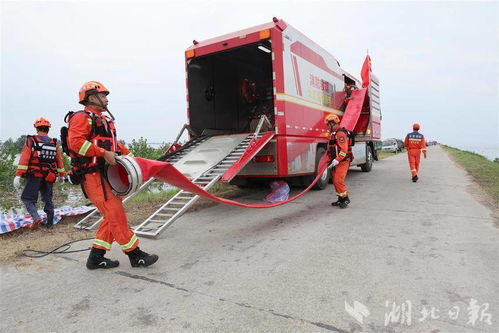 湖北消防救援隊(duì)伍抵達(dá)湖南岳陽 六條 水龍 吸水
