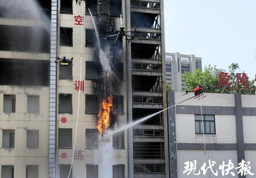 江蘇消防開展無人化滅火救援演練,無人機(jī)戰(zhàn)隊(duì) 機(jī)器狗 外骨骼先進(jìn)裝備 閃亮登場