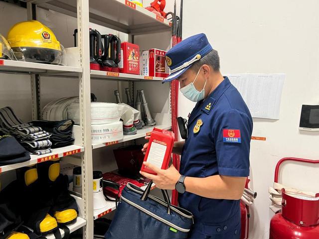 新疆克拉瑪依消防雷鋒服務執法隊深入醫療機構和隔離點開展線上線下安全檢查